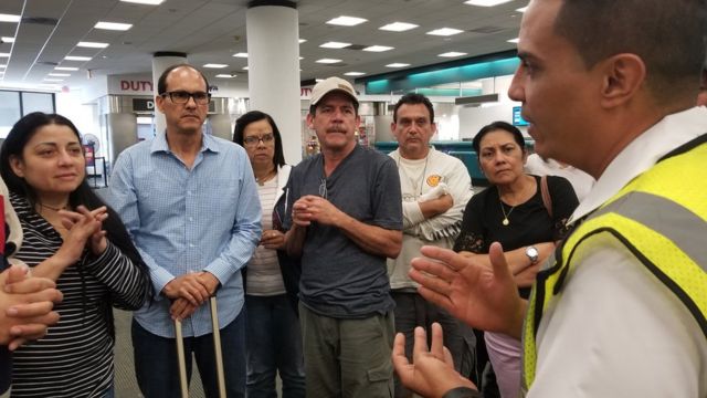 Un empleado de la aerolínea explica que habrá un vuelo para que puedan partir a Caracas