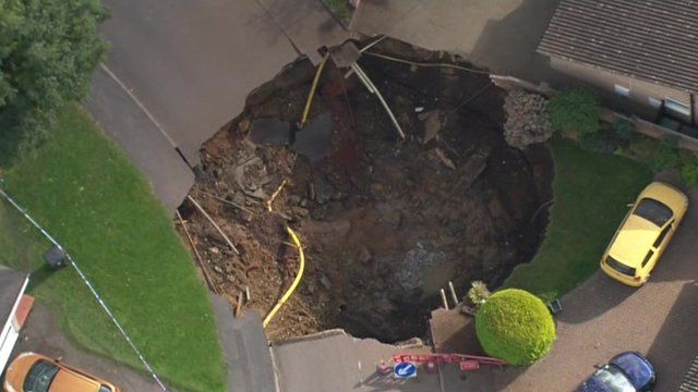 Lee High Road sinkhole traps coach carrying tourists - BBC News