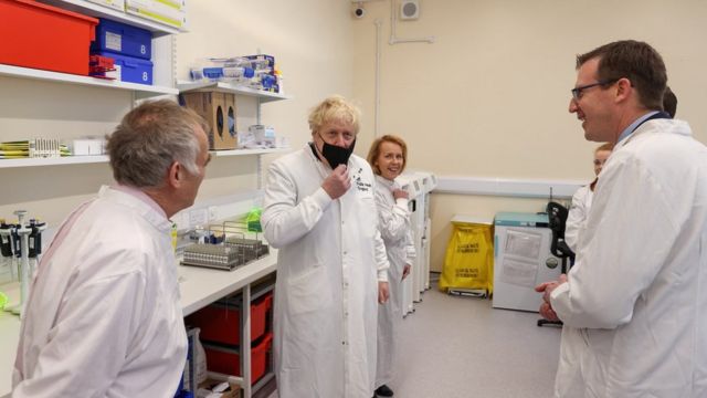 Boris Johnson in the Covid-19 analysis laboratory