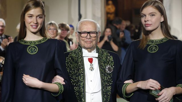وفاة بيير كاردان: مصمم الأزياء الفرنسي الشهير يرحل عن عمر يناهز 98 عاما -  BBC News عربي