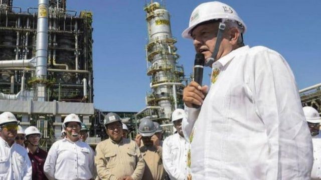 El presidente López Obrador apuesta al petróleo como motor de la economía.