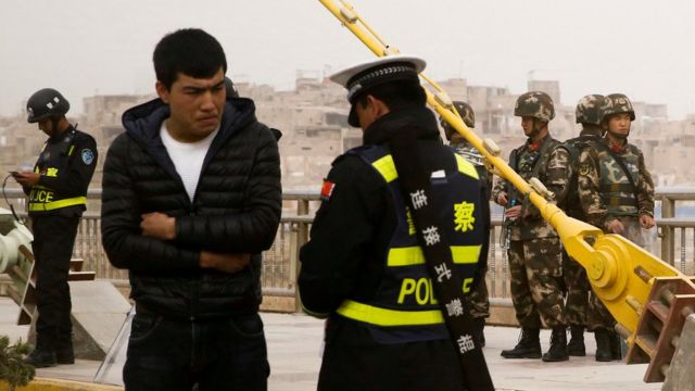 Um checkpoint da polícia na cidade em Kashgar, em março de 2017