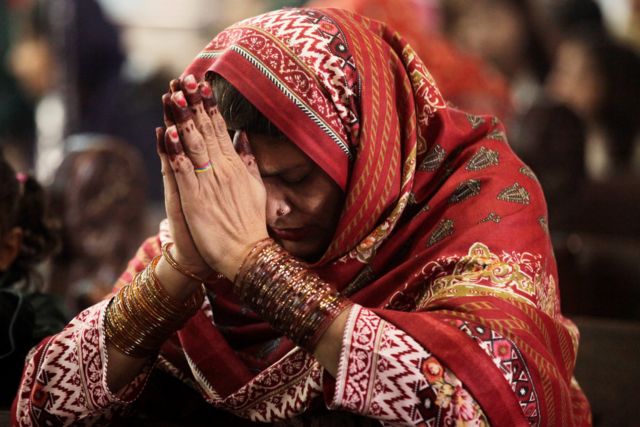 Женщина во время рождественской службы в соборе Святого Сердца в пакистанском городе Лахор