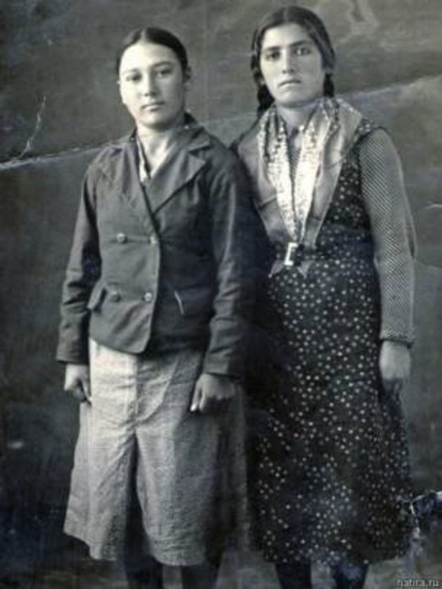 Alima İlyasova (sağda) ismi bilinmeyen bir dostuyla. 1940'lı yılların başı.