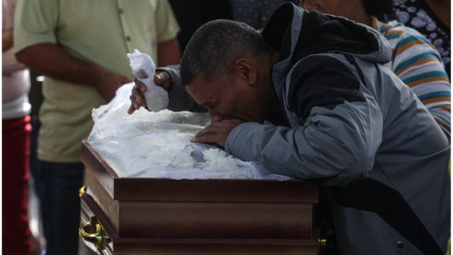 Parentes em funeral de Marlene Maria da Conceição e sua filha, mortas aparentemente por balas perdidas em operação policial contra traficantes na favela da Mangueira