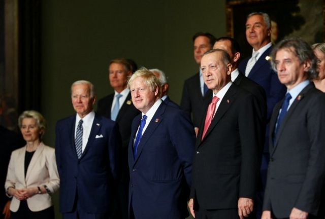 Thủ tướng Anh Boris Johnson, Tổng thống Thổ Nhĩ Kỳ Recep Tayyip Erdogan và các nhà lãnh đạo NATO tại bữa tối ở Madrid, Tây Ban Nha, ngày 29/6