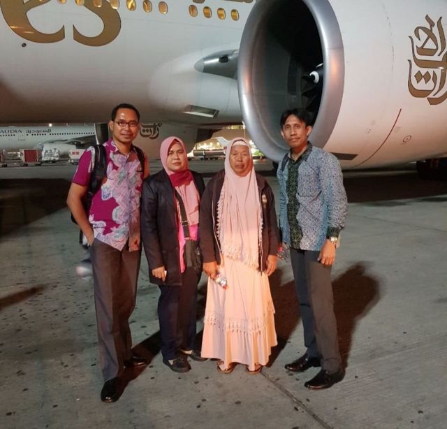 Ibunda Tuti Tursilawati, Ibu Iti Sarniti (kedua dari kiri) ketika berkunjung ke Arab Saudi April lalu.