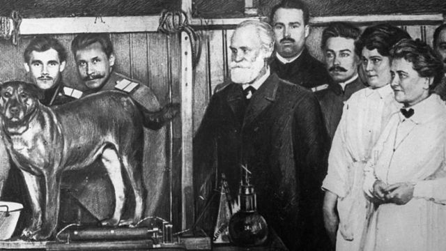 Pávlov es conocido sobre todo por formular la ley del reflejo condicional. Aquí aparece (centro, con barba) haciendo sus primeros experimentos en el departamento de Psicología del la Academia Militar de Medicina, 1911.