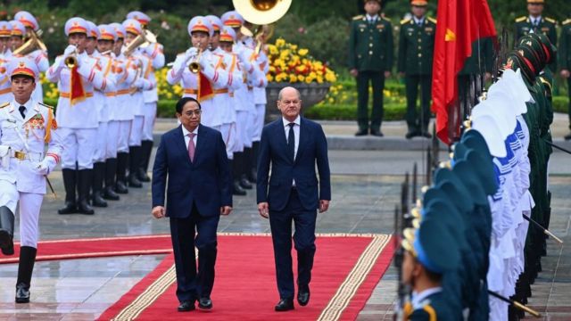 Thủ tướng Việt Nam tiếp đón Thủ tướng Đức trước khi phái đoàn Đức hội đàm với phía Việt Nam tại Văn phòng Chính phủ vào chiều Chủ nhật 13/11.