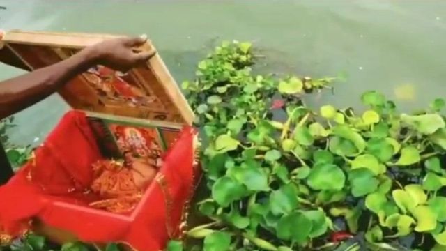 Mtoto huyo wa kike ndani ya kisanduku cha mbao
