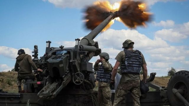 Các thành viên của quân đội Ukraine bắn một quả đạn từ lựu pháo FH-70 tại chiến tuyến, khi cuộc tấn công của Nga vào Ukraine tiếp tục ở Vùng Donbas, Ukraine ngày 18 tháng 7 năm 2022