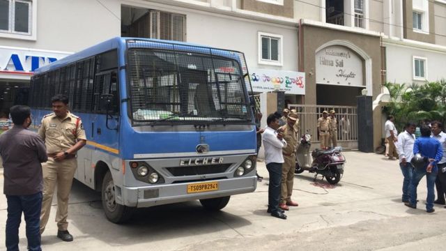 వరవరరావు ఇంటి వద్ద పరిస్థితి