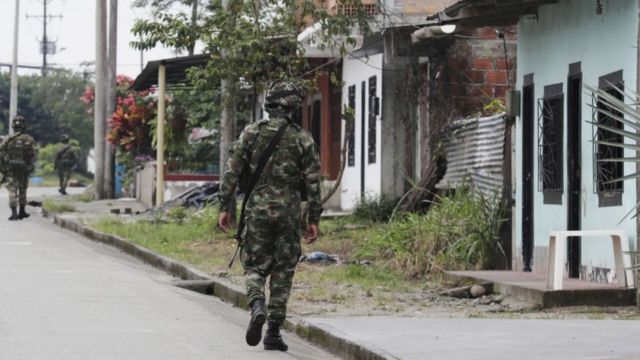 Un militar camina por una calle en Putumayo