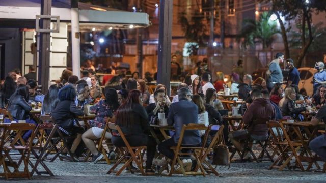 Bar lotado no bairro da Tijuca, no Rio de Janeiro, logo após reabertura de bares e restaurantes na cidade em julho
