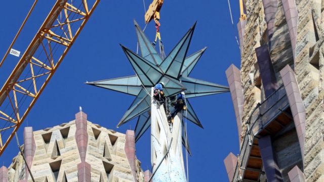 Estrela sendo colocada no topo de torre da Sagrada Família