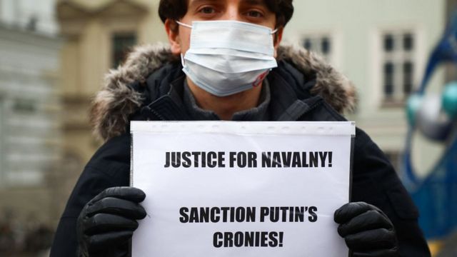 Демонстрант, сторонник Навального в польском Кракове