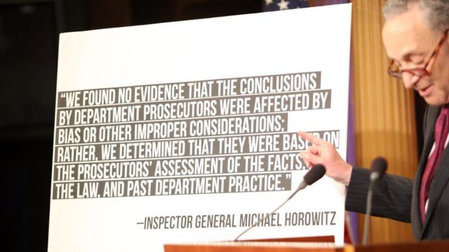 El senador demócrata Chuck Schumer en una exposición sobre el informe de los correos de Hillary Clinton.