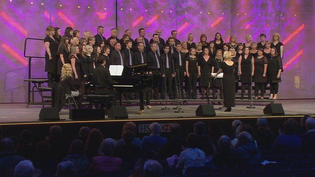 Côr Cymysg dros 45 mewn nifer (26) / Mixed Choir with over 45 members (26)