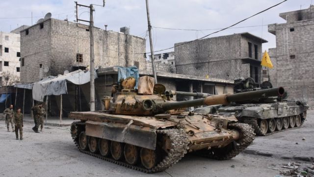 دبابة للقوات الحكومية في حي الصالحين في حلب