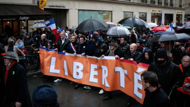 متظاهرون ضد تدابير تتعلق بشهادة اللقاح في العاصمة باريس الجمعة 8 يتاير/كانون الثاني 2022