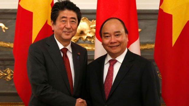 Cựu Thủ tướng Shinzo Abe trong cuộc gặp với ông Nguyễn Xuân Phúc, khi còn đương nhiệm Thủ tướng Việt Nam