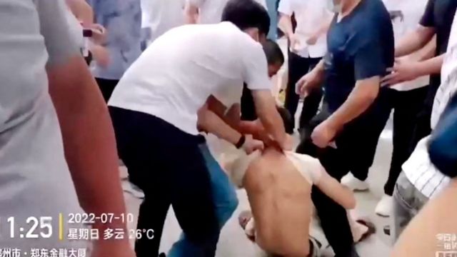 河南村镇银行维权储户在中国人民银行郑州支行外被不明身份人士殴打（10/7/2022）