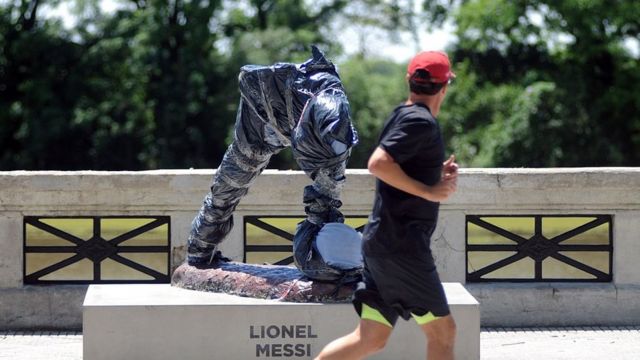 Des vandales ont tronçonné la statue de Lionel Messi, à Buenos Aires