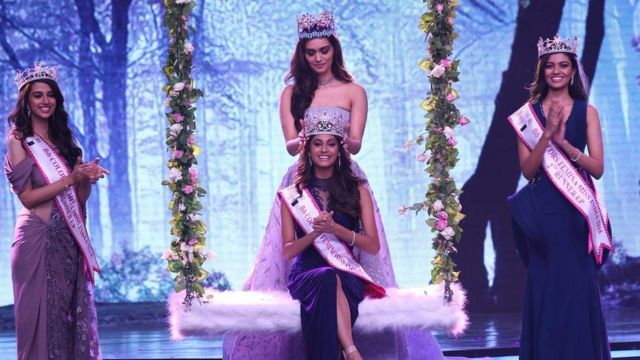 'मिस वर्ल्ड २०१७' मानुषी छिल्लरने अनुकृतीला 'मिस इंडिया' चा मुकुट घालताना