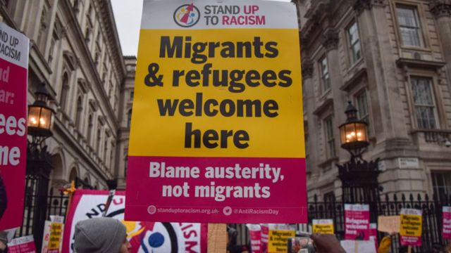 لافتة لدعم اللاجئين خلال احتجاج تضامني مع مع اللاجئين بعدما غرق 27 مهاجرا في القنال الإنجليزي في محاولة للوصول إلى المملكة المتحدة من فرنسا.