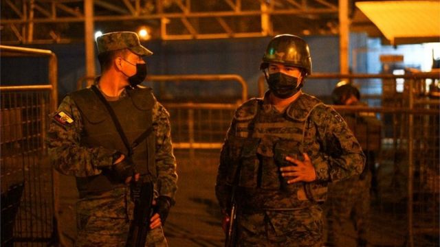 Guardias aufera de la cárcel de Guayaquil