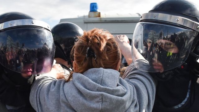 Полицейские задерживают женщину в Москве 3 августа