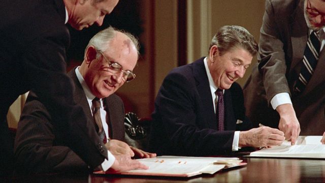 Tổng thống Mỹ Ronald Reagan và Tổng bí thư ĐCS Liên Xô Mikhail Gorbachev ký kết thỏa thuận kiểm soát vũ khí cấm sử dụng tên lửa hạt nhân tầm trung, Washington DC, 1987.