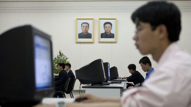 Um cidadão norte-coreano usando um computador para acessar uma rede interna