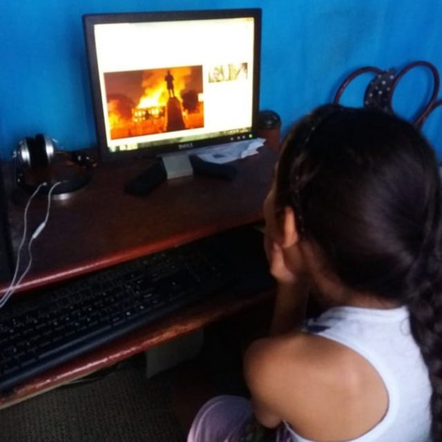 Menina vê imagem do museu em chamas