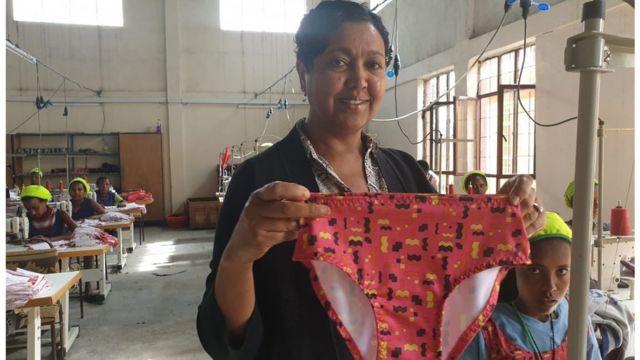 አነስተኛ አቅም ያላቸው ሴቶች በዝቅተኛ ዋጋ እንዲያገኙት የሚረዳ የሚታጠብ ሞዴስ የምታመርተዋ ፍረወይኒ መብራህቱ
