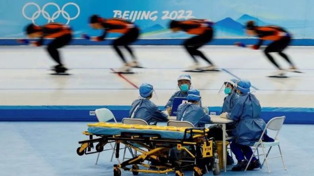 طاقم طبي أثناء تدريبات في بكين استعدادا لدورة الألعاب الأولمبية الشتوية