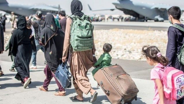 أفغان متجهون إلى الطائرة في مطار كابل.