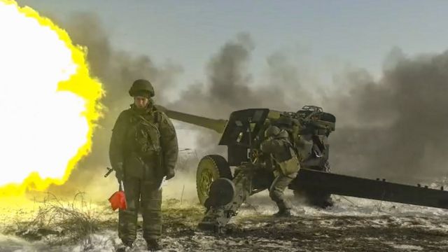 صورة مأخوذة من فيديو نشرته الخدمة الصحفية لوزارة الدفاع الروسية تُظهر جنودا أثناء تدريب في منطقة روستوف، روسيا، 28 يناير/كانون الثاني 2022
