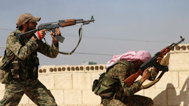 シリアのハマで交戦するシリア政府軍兵士（今年10月）