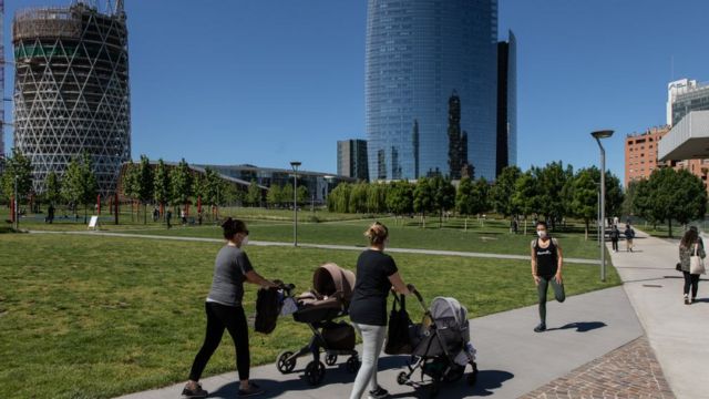 Madres paseando por un parque