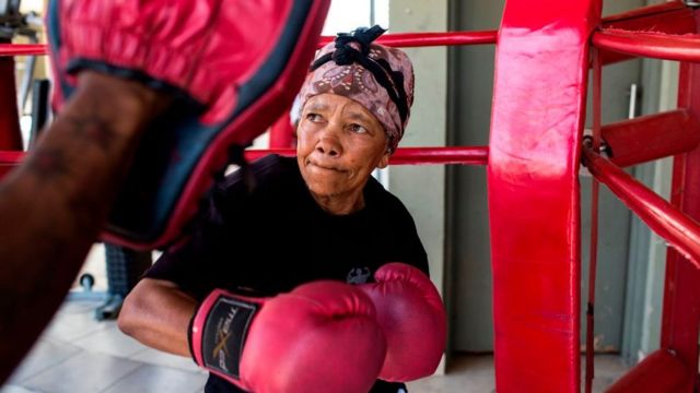 Gladys Ngwenya, 77 ans, s'entraîne sur le ring lors d'un entraînement de "Boxing Gogos" (Grannies) organisée par le A Team Gym à Cosmo City à Johannesburg le 19 septembre 2017.