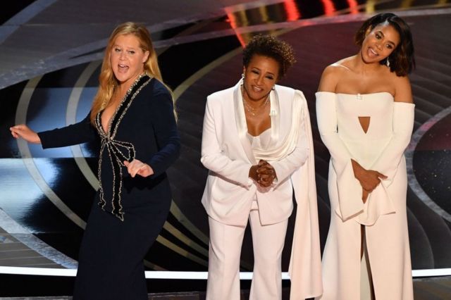 Amy Schumer, Regina Hall y Wanda Sykes presentan la gala de los Oscar este año.