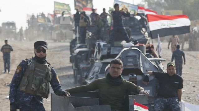 جنود عراقيون على متن آليات عسكرية في بلدة الشورى جنوبي الموصل