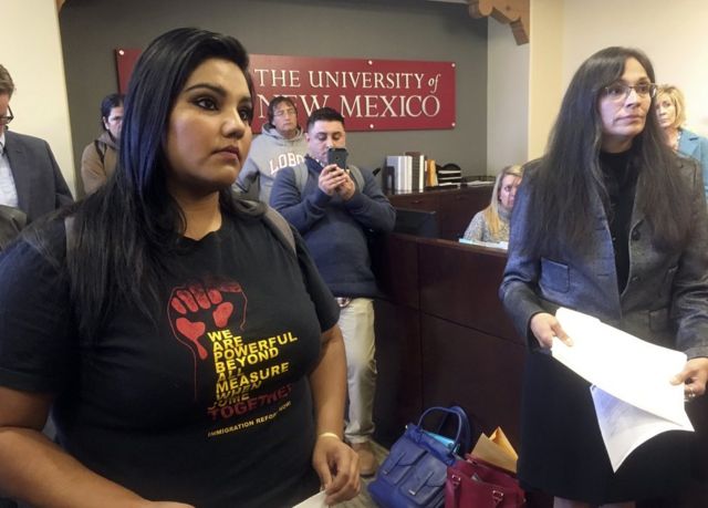 La estudiante de la Universidad de Nuevo México, Luz Hilda Campos (izquierda), y la profesora de estudios chicanos de la misma universidad, Irene Vásquez, presentan el 18 de noviembre una un documento con miles de firmas con el que piden que el campus se vuelva un "santuario" para migrantes.