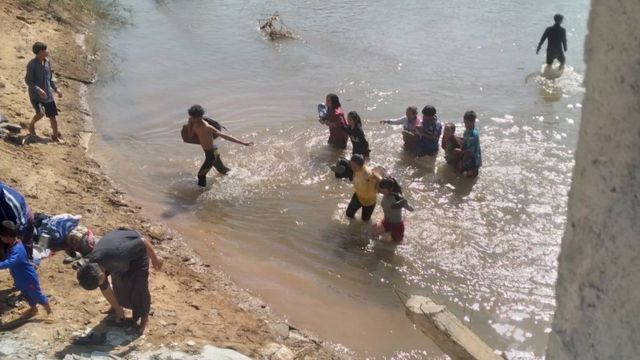 ผู้ลี้ภัยเดินข้ามแม่น้ำเมย