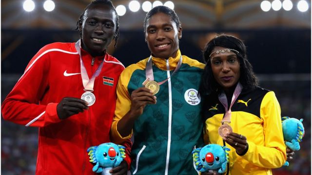Caster Semenya com sua medalha de ouro, ao lado de Margaret Wambui (esquerda)