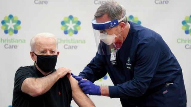 Biden recibe su vacuna contra el coronavirus en Newark, Delaware.