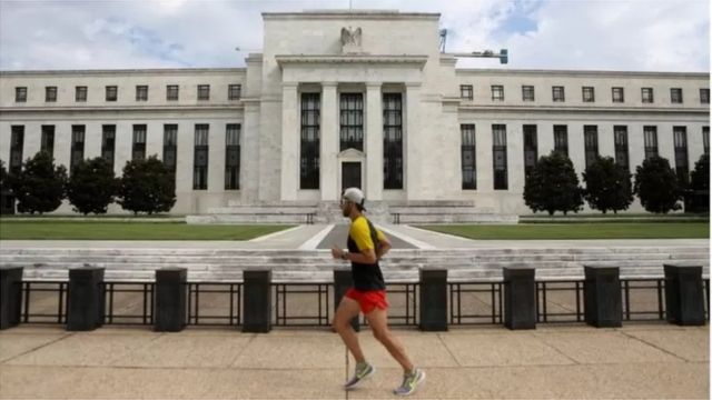 一名慢跑者跑过美国华盛顿特区的美联储大楼，美联储为了应对通胀，实施了28年来最大幅度的加息。