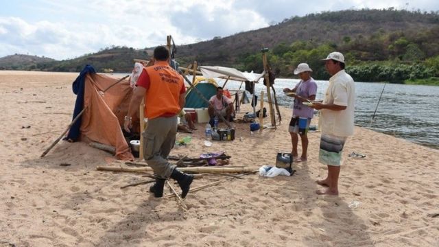 Agente da Defesa Civil do Espírito Santo conversa com pescadores