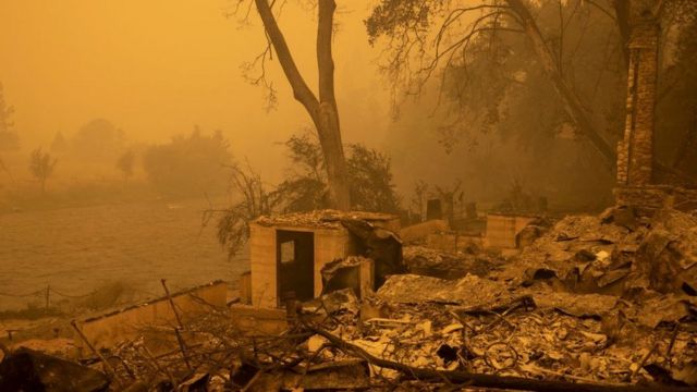 حريق الغابات "ماكيني" في كاليفورنيا